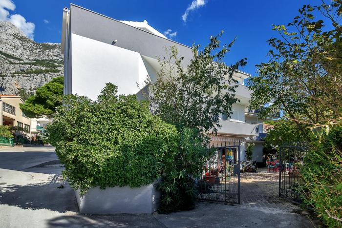 Apartments with parking space Makarska - 6909