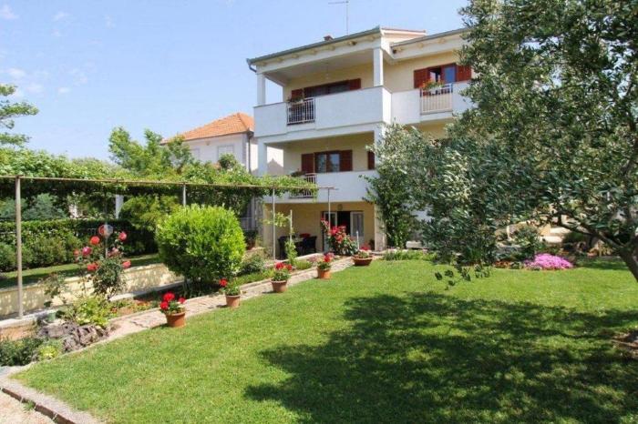 Apartments with a parking space Sveti Filip i Jakov, Biograd - 19436