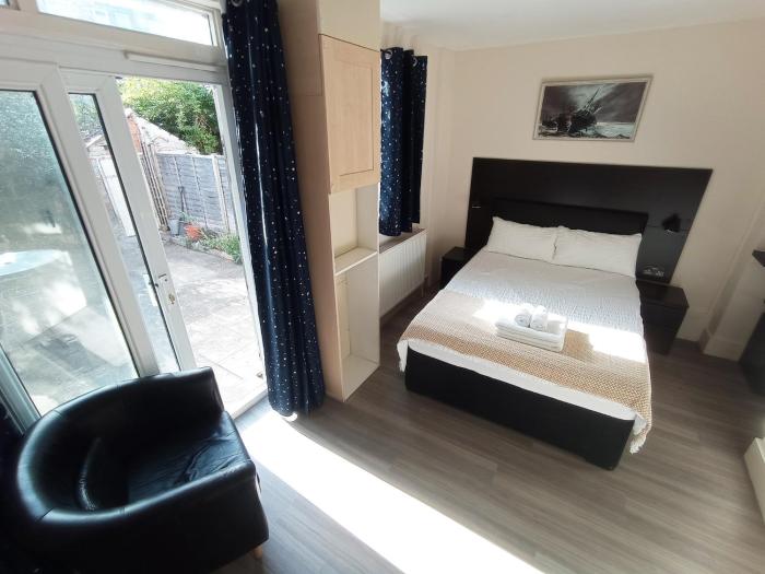 The Oak Studio -Self contained one bed studio flat