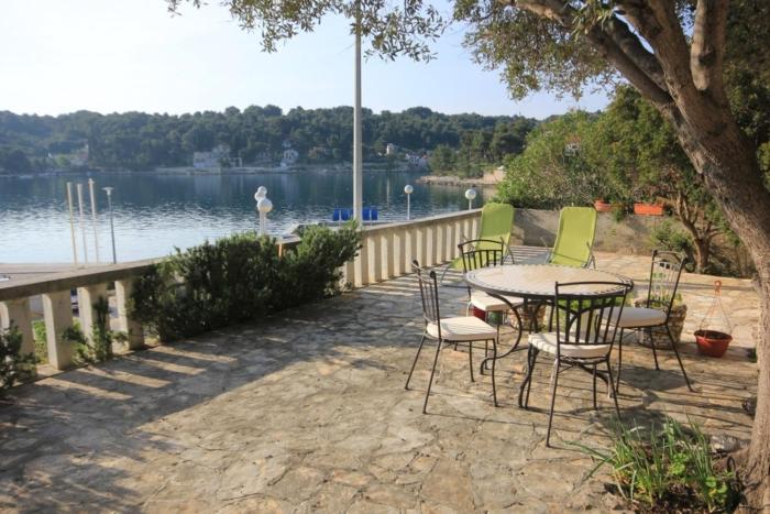 Apartments by the sea Rogac, Solta - 8688