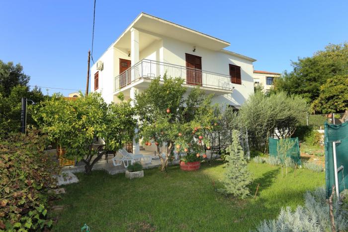 Apartments with parking space Trogir - 10337