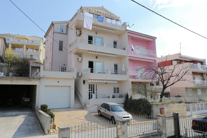 Apartments with a parking space Podstrana, Split - 10348