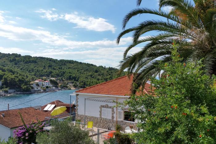 Apartments by the sea Stomorska, Solta - 11198