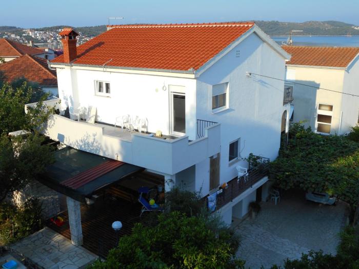 Apartments with parking space Trogir - 11316
