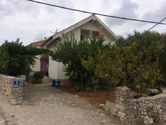 Apartments by the sea Vinisce, Trogir - 17210