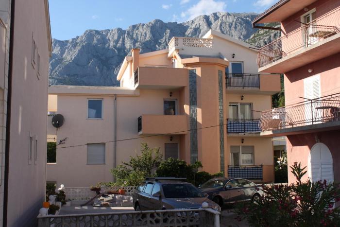 Apartments and rooms with parking space Makarska - 6834