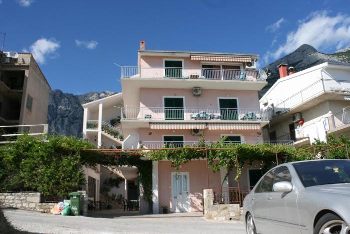 Apartments with a parking space Makarska - 6753
