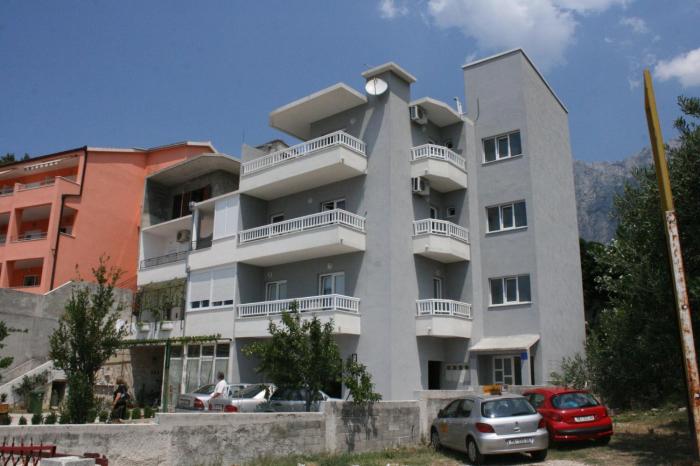 Apartments with a parking space Makarska - 6641