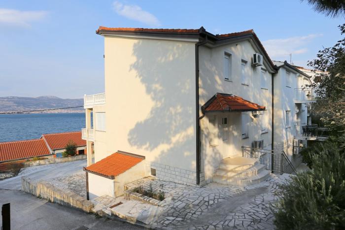 Apartments by the sea Arbanija, Ciovo - 10347