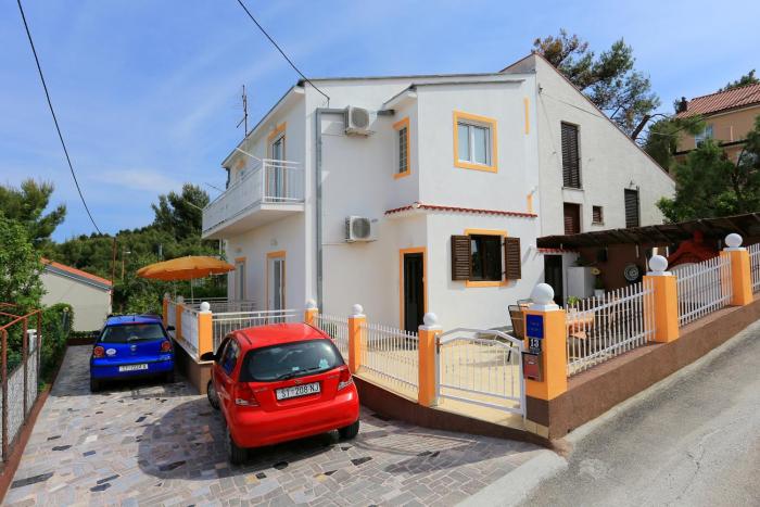 Apartments by the sea Slatine, Ciovo - 10368