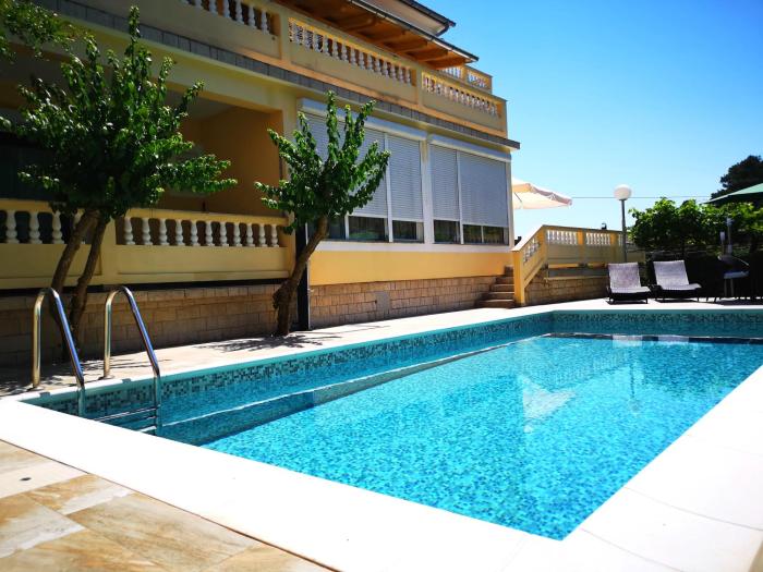 Apartments with a swimming pool Banjol Rab  11382