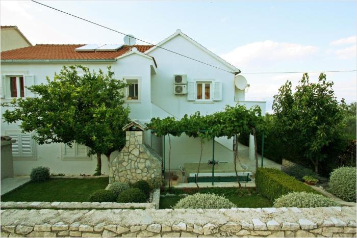 Apartments with parking space Supetar, Brac - 11147