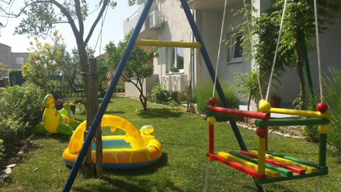Apartments with a parking space Kastel Luksic, Kastela - 11129