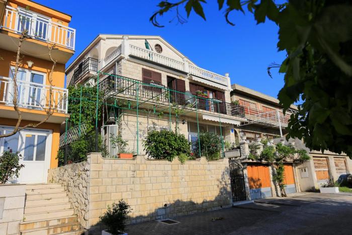 Apartments with a parking space Gradac, Makarska - 6825