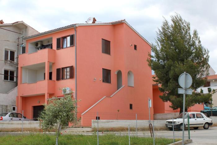 Apartments with parking space Pula - 10429