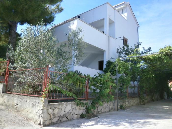 Apartments with parking space Stomorska, Solta - 11528