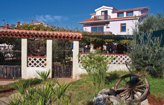 Apartments with parking space Fazana - 13761