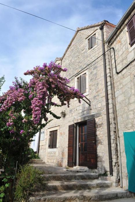 Seaside holiday house Vrboska (Hvar) - 13813