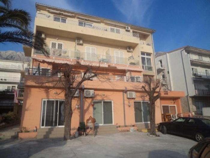 Apartments and rooms with parking space Makarska - 13979