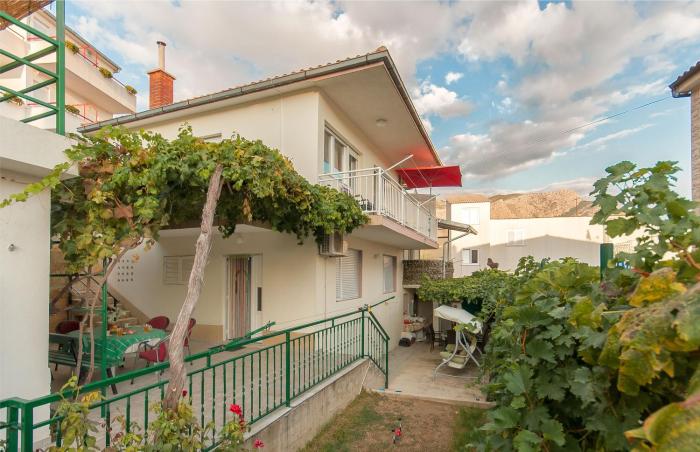 Apartments with a parking space Omis - 14422