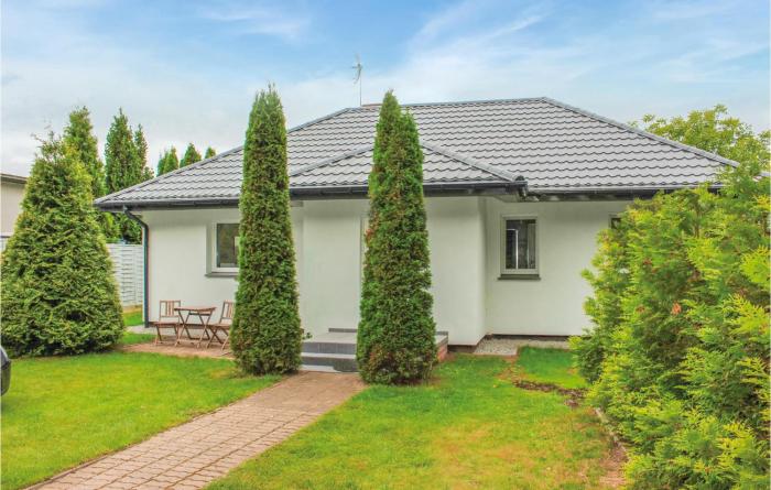 Nice Home In Nowe Warpno With 2 Bedrooms And Wifi