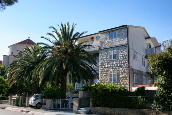 Apartments with parking space Makarska - 16521