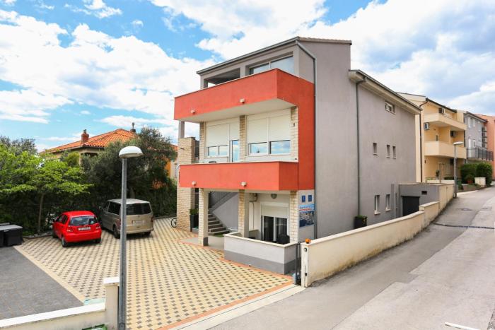 Apartments with a parking space Makarska - 16430