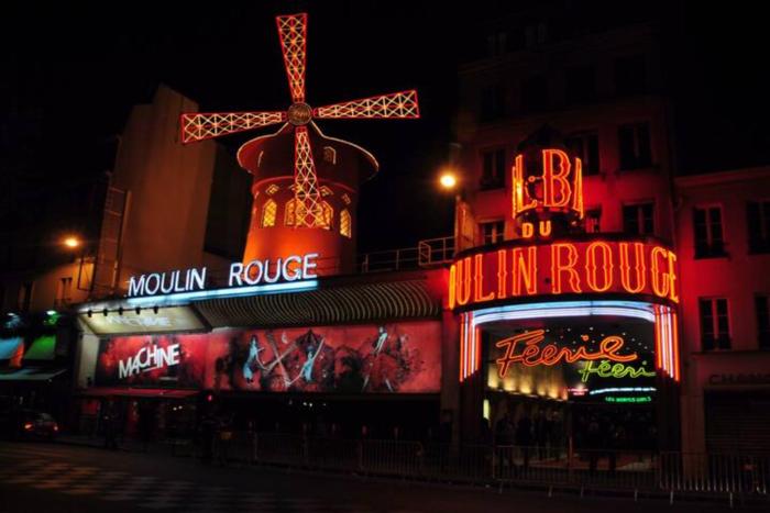 * Moulin Rouge Getaway1BR + Desk + Gym weights