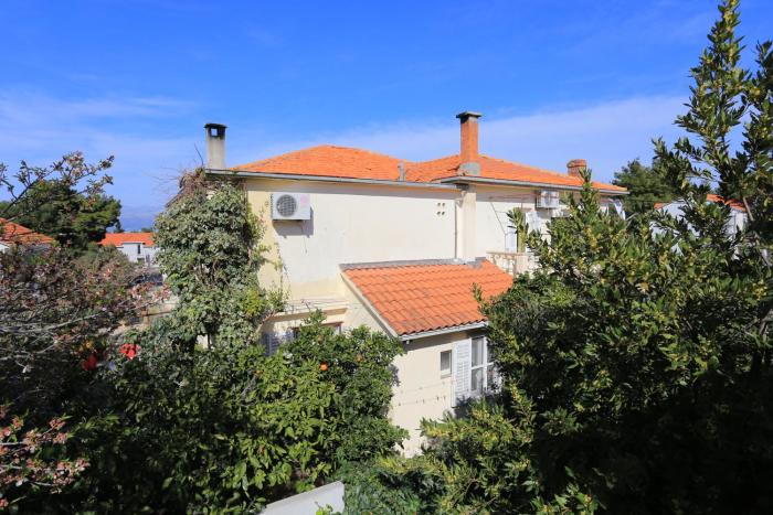 Apartments with a parking space Supetar, Brac - 16656