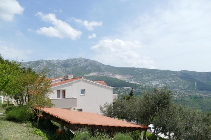 Apartments with parking space Klis, Split - 16979