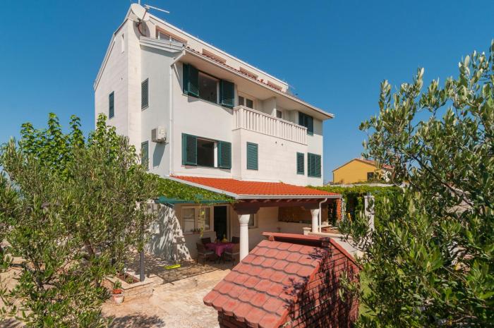 Apartments with a parking space Supetar, Brac - 16923