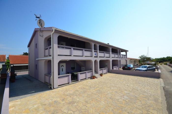 Apartments with parking space Vir - Kozjak, Vir - 18556