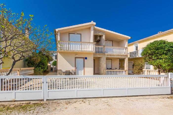 Apartments with parking space Vir - 18561