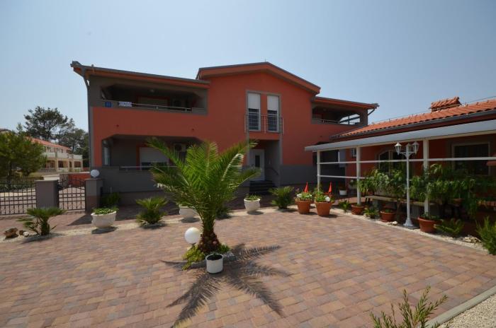 Apartments with parking space Vir - 18562