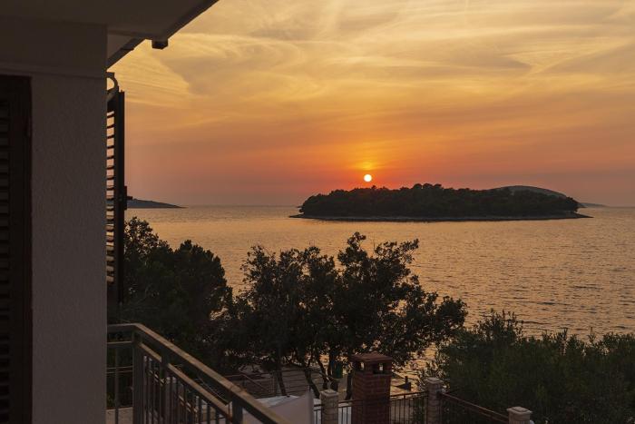 Apartments by the sea Maslinica, Solta - 775