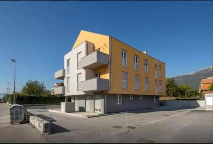 Apartments with a parking space Kastel Luksic, Kastela - 18790