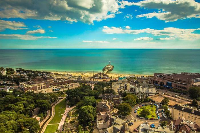 3 Bedrooms 3 Bathrooms Sleeps 8 Free Parking 1-Min Walk to Bournemouth Beach