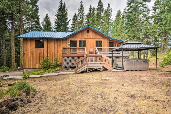 Cabin with Hot Tub, By Crater Lake Natl Park!
