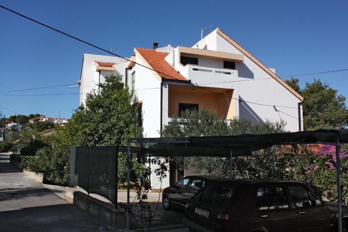 Apartments with parking spaces Slatine, Ciovo - 1099