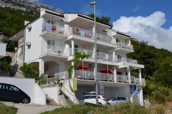 Apartments with a parking space Pisak, Omis - 4281