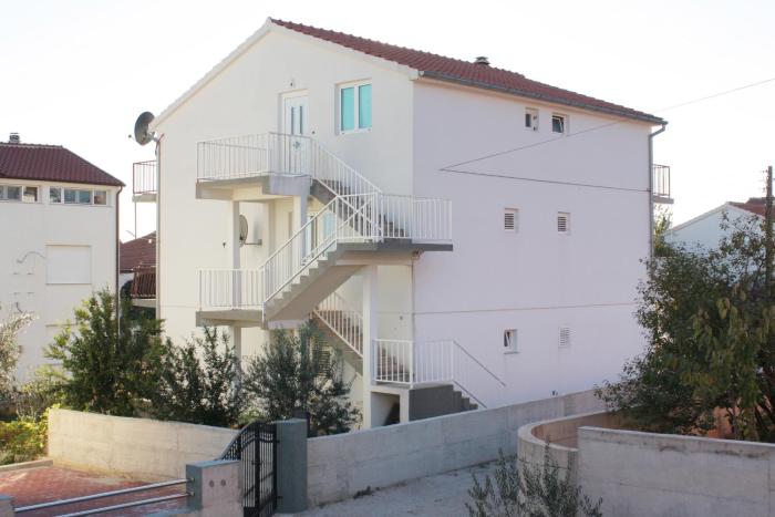 Apartments with parking space Vodice - 5808