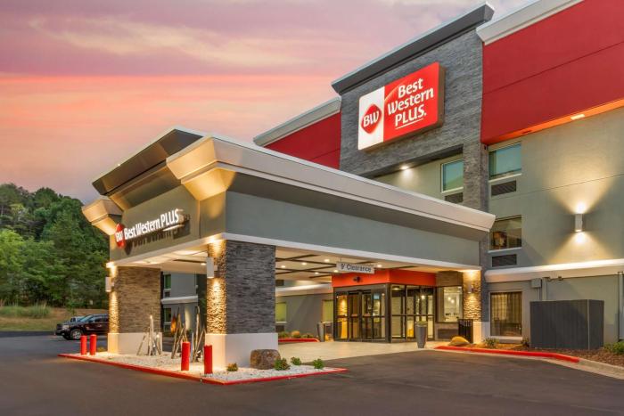 Best Western Plus Cleveland Inn & Suites