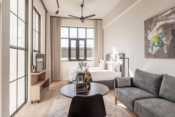 Sun filled Contemporary Apartment in The East City