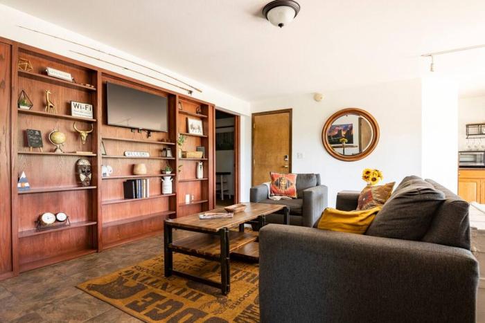 Private Hot Tub Overlooking Pikes Peak