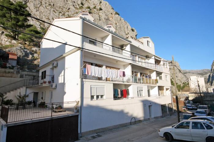 Apartments with a parking space Omis - 5988