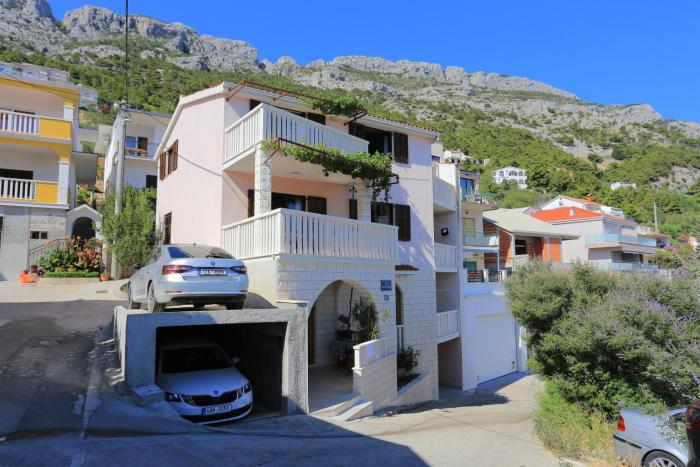 Apartments by the sea Pisak Omis  7521