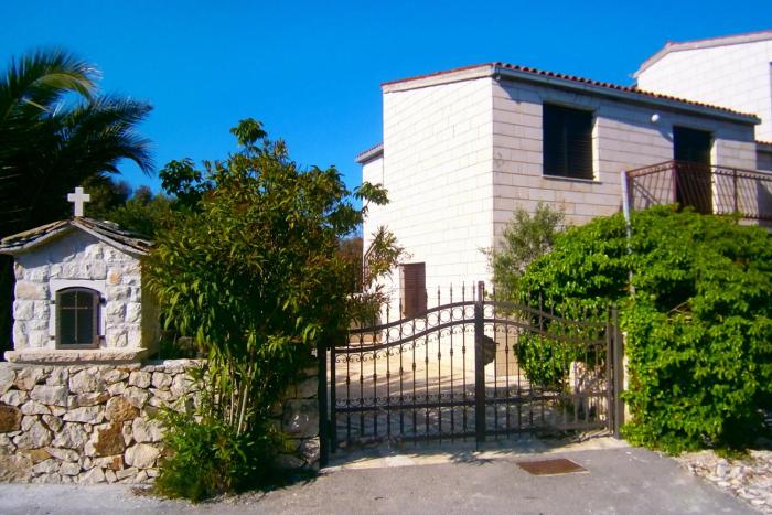 Apartments with parking space Rogoznica - 7541