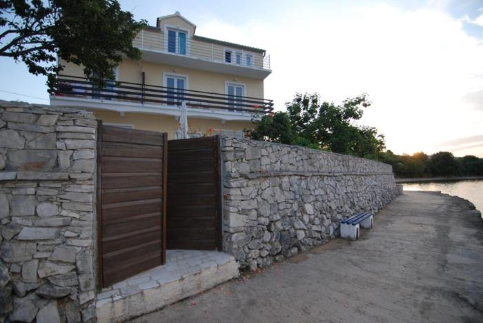 Apartments Kraj, Tratica Beach