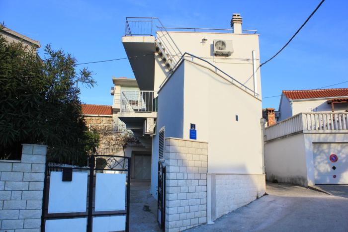 Apartments with a parking space Okrug Gornji, Ciovo - 9444