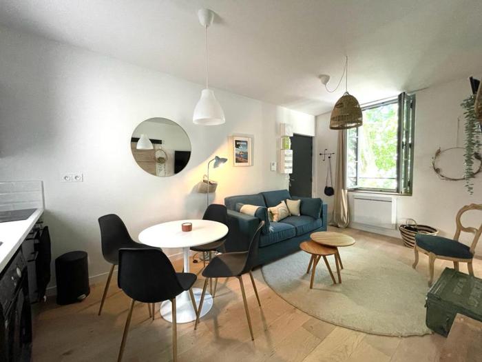 Avignon pedestrian area, charming, 3 persons